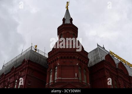 Musée historique d'État de Moscou, Russie, avec sa façade en briques rouges distinctive et sa conception architecturale historique, capturée par un jour nuageux. Banque D'Images