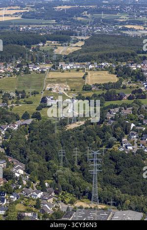 Vue aérienne, ligne électrique de chantier avec nouveaux pylônes à haute tension, in der Erdbruegge, Herdecke, région de la Ruhr, Rhénanie du Nord-Westphalie, Allemagne, const Banque D'Images