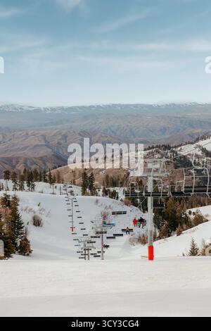 Téléski transportant les skieurs jusqu'à la montagne enneigée Banque D'Images
