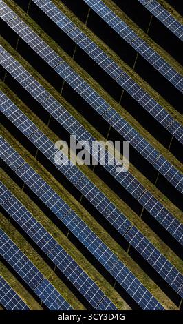 Vue aérienne aérienne de rangées de panneaux solaires pour la production d'énergie. Banque D'Images