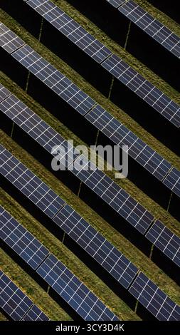 Vue aérienne aérienne de rangées de panneaux solaires pour la production d'énergie. Banque D'Images