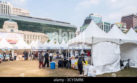 Marché alimentaire en plein air avec des tentes blanches sur une place devant l'hôtel de ville de Séoul, Corée du Sud, le 25 octobre 2023 Banque D'Images