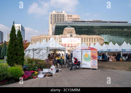 Marché alimentaire en plein air avec des tentes blanches sur une place devant l'hôtel de ville de Séoul, Corée du Sud, le 25 octobre 2023 Banque D'Images