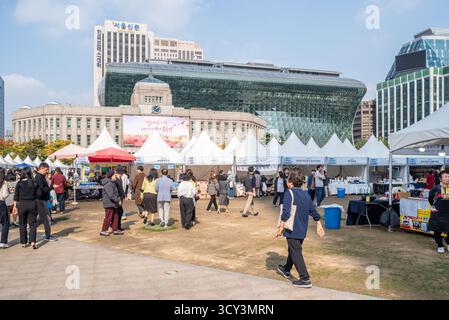 Marché alimentaire en plein air avec des tentes blanches sur une place devant l'hôtel de ville de Séoul, Corée du Sud, le 25 octobre 2023 Banque D'Images