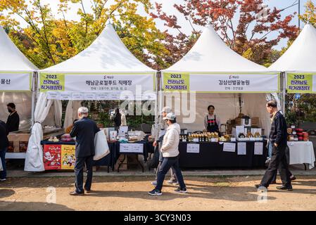 Marché alimentaire en plein air avec des tentes blanches sur une place devant l'hôtel de ville de Séoul, Corée du Sud, le 25 octobre 2023 Banque D'Images