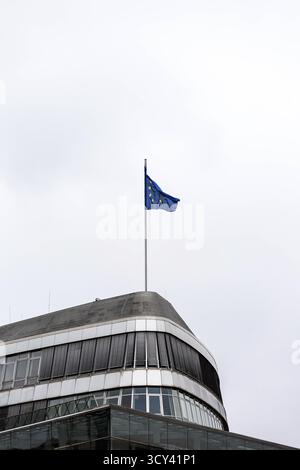 DEU Allemagne Berlin le drapeau européen flotte sur le mât du siège du parti CDU Banque D'Images