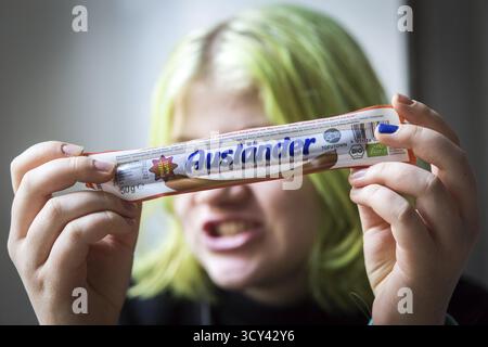 DEU Allemagne Berlin le supermarché végétalien Veganz propose une saucisse bio végétalienne appelée 'Auslaender' (étranger) Banque D'Images