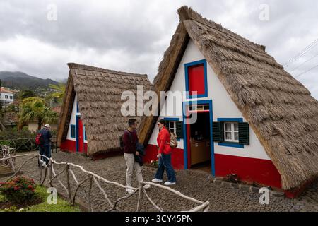 Santana, Madère, Portugal - 22.03.2025 : maisons anciennes traditionnelles de Santana à Madère, Portugal Banque D'Images