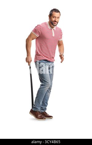 Plan plein pied d'un homme mettant des chaussures avec un chausse-pied isolé sur fond blanc Banque D'Images