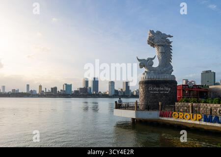 17 janvier 2024 : Dragon Carp, une statue de 7,5 mètres de haut située sur la rive est de la rivière Han à Da Nang, Vietnam. C'est un symbole emblématique de l'art. Banque D'Images