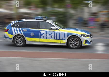 Voiture de police en action, Erlangen, moyenne Franconie, Bavière, Allemagne Banque D'Images