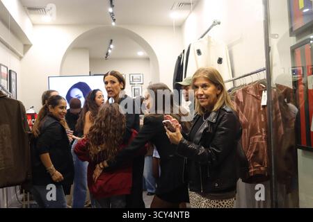 Milan, Italie. 16 octobre 2025. Milan (Italie), 16 octobre 2025 - mode/Lia Paiva/projet pour Diego - Lia Paiva, épouse de l'ancien footballeur milanais Serginho, s'est engagée sur une nouvelle voie après la mort tragique de son fils Diego en juillet 2024. La créatrice a créé d777, une marque de streetwear qui non seulement célèbre la mémoire du jeune homme, mais fait don de 50% des bénéfices à une cause caritative. La décision de lancer cette initiative a été influencée par le désir de garder vivante la mémoire de Diego, décédé à cause d’une infection liée à l’usage de la cigarette électronique. Le jeudi soir, Banque D'Images