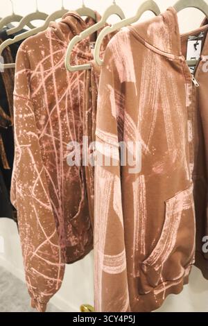 Milan, Italie. 16 octobre 2025. Milan (Italie), 16 octobre 2025 - mode/Lia Paiva/projet pour Diego - Lia Paiva, épouse de l'ancien footballeur milanais Serginho, s'est engagée sur une nouvelle voie après la mort tragique de son fils Diego en juillet 2024. La créatrice a créé d777, une marque de streetwear qui non seulement célèbre la mémoire du jeune homme, mais fait don de 50% des bénéfices à une cause caritative. La décision de lancer cette initiative a été influencée par le désir de garder vivante la mémoire de Diego, décédé à cause d’une infection liée à l’usage de la cigarette électronique. Le jeudi soir, Banque D'Images