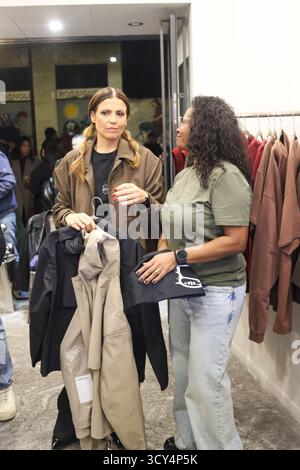 Milan, Italie. 16 octobre 2025. Milan (Italie), 16 octobre 2025 - mode/Lia Paiva/projet pour Diego - Lia Paiva, épouse de l'ancien footballeur milanais Serginho, s'est engagée sur une nouvelle voie après la mort tragique de son fils Diego en juillet 2024. La créatrice a créé d777, une marque de streetwear qui non seulement célèbre la mémoire du jeune homme, mais fait don de 50% des bénéfices à une cause caritative. La décision de lancer cette initiative a été influencée par le désir de garder vivante la mémoire de Diego, décédé à cause d’une infection liée à l’usage de la cigarette électronique. Le jeudi soir, Banque D'Images