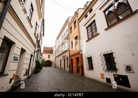 Tarnow, Pologne - 10 octobre 2025 : charmante scène de rue européenne à Tarnow Pologne avec une route pavée et des façades colorées. Banque D'Images