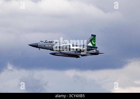 RAF Fairford, Gloucestershire, Angleterre, Royaume-Uni - 21 juillet 2025 : un 8e escadron 'Haiders' Pakistan Air Force JF-17C Thunder Block III quitte la RAF Fairford Banque D'Images
