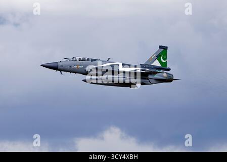 RAF Fairford, Gloucestershire, Angleterre, Royaume-Uni - 21 juillet 2025 : un 8e escadron 'Haiders' Pakistan Air Force JF-17C Thunder Block III quitte la RAF Fairford Banque D'Images