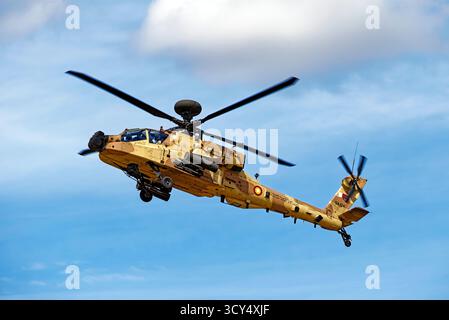 RAF Fairford, Gloucestershire, Royaume-Uni - 16 juillet 2025 : QA-124, Qatar Emiri Air Force Boeing AH-64E Apache Guardian Attack Helicopter arrive à RIAT 2025 Banque D'Images