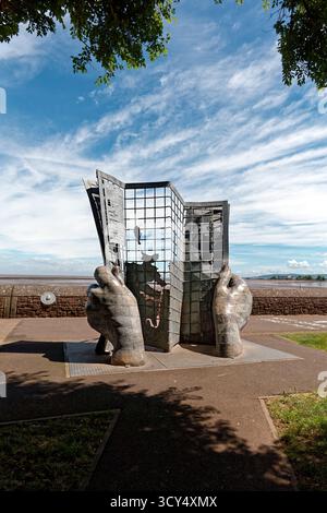Minehead, Somerset, Royaume-Uni - 28 mai 2025 : la sculpture de début/fin du sentier de la côte sud-ouest située sur l'esplanade de Minehead, Somerset, Angleterre, Royaume-Uni Banque D'Images