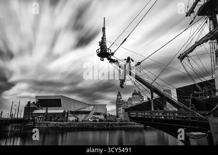 Une image dramatique en noir et blanc longue exposition du Galeon Andalucía amarré à Liverpool. Banque D'Images