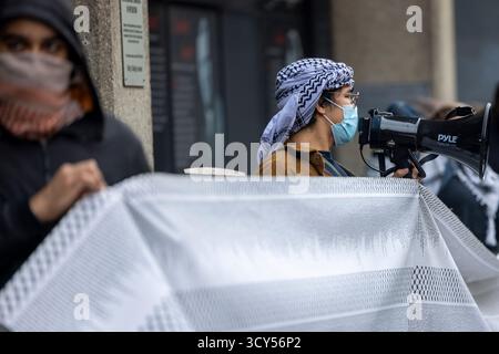 Des étudiants des principales universités de Londres - y compris King's College London (KCL), London School of Economics (LSE), University College London (UCL) et School of Oriental and African Studies (SOAS) - sont descendus dans la rue pour une marche inter-universitaire exigeant des institutions d'enseignement supérieur britanniques qu'elles rendent des comptes pour ce qu'elles décrivent comme une complicité dans le génocide israélien en cours du peuple palestinien. Les participants se sont rassemblés pour des discours et des chants avant de marcher à travers les campus du centre de Londres, culminant dans un rassemblement devant SOAS, où les orateurs ont appelé les universités à div Banque D'Images