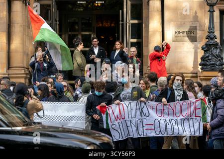 Des étudiants des principales universités de Londres - y compris King's College London (KCL), London School of Economics (LSE), University College London (UCL) et School of Oriental and African Studies (SOAS) - sont descendus dans la rue pour une marche inter-universitaire exigeant des institutions d'enseignement supérieur britanniques qu'elles rendent des comptes pour ce qu'elles décrivent comme une complicité dans le génocide israélien en cours du peuple palestinien. Les participants se sont rassemblés pour des discours et des chants avant de marcher à travers les campus du centre de Londres, culminant dans un rassemblement devant SOAS, où les orateurs ont appelé les universités à div Banque D'Images