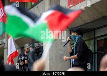 Des étudiants des principales universités de Londres - y compris King's College London (KCL), London School of Economics (LSE), University College London (UCL) et School of Oriental and African Studies (SOAS) - sont descendus dans la rue pour une marche inter-universitaire exigeant des institutions d'enseignement supérieur britanniques qu'elles rendent des comptes pour ce qu'elles décrivent comme une complicité dans le génocide israélien en cours du peuple palestinien. Les participants se sont rassemblés pour des discours et des chants avant de marcher à travers les campus du centre de Londres, culminant dans un rassemblement devant SOAS, où les orateurs ont appelé les universités à div Banque D'Images