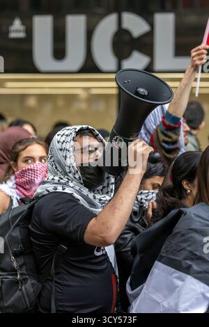 Des étudiants des principales universités de Londres - y compris King's College London (KCL), London School of Economics (LSE), University College London (UCL) et School of Oriental and African Studies (SOAS) - sont descendus dans la rue pour une marche inter-universitaire exigeant des institutions d'enseignement supérieur britanniques qu'elles rendent des comptes pour ce qu'elles décrivent comme une complicité dans le génocide israélien en cours du peuple palestinien. Les participants se sont rassemblés pour des discours et des chants avant de marcher à travers les campus du centre de Londres, culminant dans un rassemblement devant SOAS, où les orateurs ont appelé les universités à div Banque D'Images