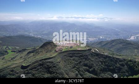 (251017) -- LIXIAN, 17 octobre 2025 (Xinhua) -- Une photo de drone prise le 15 octobre 2025 montre une vue du site de Sijiaoping dans le comté de Lixian, dans la ville de Longnan, dans la province du Gansu, au nord-ouest de la Chine. Situé dans le comté de Lixian, dans la ville de Longnan au Gansu, le site de Sijiaoping est un complexe de bâtiments rituels à grande échelle conçu avec une disposition symétrique. La plate-forme en terre battue au centre du site comporte un espace carré semi-crypte au milieu, pavé de carreaux de sol et de mur et relié à un tuyau de drainage en argile. Le site figure parmi les 10 premières découvertes archéologiques de Chine en 2023. (Xinhu Banque D'Images