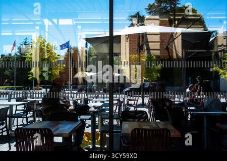 Vue des terrasses de cafés devant la gare de vannes dans le Morbihan en Bretagne en France le 24 juillet 2022. Les gens sont assis à des tables sous des parasols, Banque D'Images