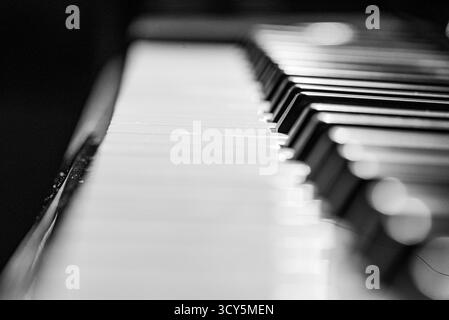 Gros plan artistique monochrome de touches de piano avec fond flou, symbolisant la musique, l'élégance, et intemporel compris Banque D'Images
