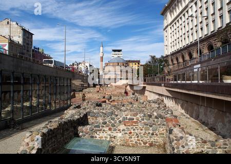 Ancien site archéologique romain de Serdica, situé dans le centre de Sofia, mosquée Banya Bashi du XVIe siècle en arrière-plan, Sofia, Bulgarie Banque D'Images