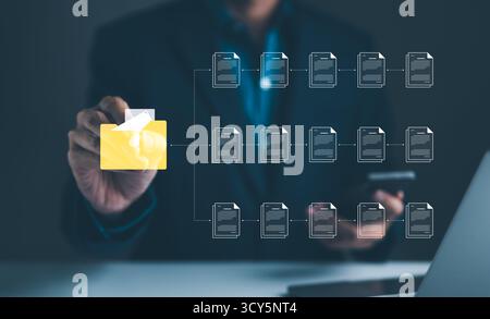 Concept DMS. Homme d'affaires interagissant avec une interface de système de gestion de documents numériques, mettant en valeur l'organisation et l'intégration technologique. dossier t Banque D'Images