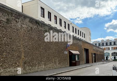 Paris, France. 17 octobre 2025. Vue de la prison de la santé à Paris, où sont détenus des célébrités et des personnes nécessitant une protection spéciale. Crédit : Michael Evers/dpa/Alamy Live News Banque D'Images