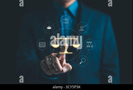Juriste professionnel avec icônes de justice. Un professionnel du droit adapté touche des icônes virtuelles symbolisant le droit, la justice et les services juridiques. business legisl Banque D'Images