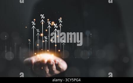 Concept de taux d'intérêt et de dividende. Main d'homme d'affaires avec flèche montante et icône de pourcentage. Finance d'entreprise et concept monétaire, croissance de l'investissement, Banque D'Images