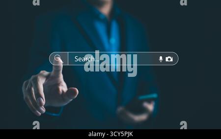 Technologie de recherche de données et concept d'optimisation de moteur de recherche. Homme d'affaires utiliser smartphone et toucher sur la barre de recherche à la recherche d'informations de données Banque D'Images