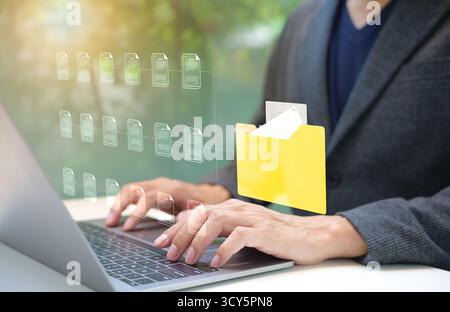 Concept de système de gestion de documents DMS. Homme d'affaires utilisant l'ordinateur pour gérer les fichiers de document dans les dossiers. stockage de fichiers de dossiers sur le cloud. partager la base de données Banque D'Images