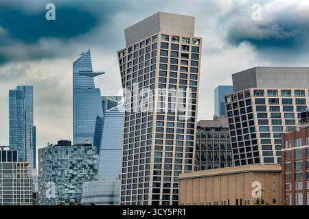 Le développement urbain dynamique des Hudson Yards et des structures modernes adjacentes dans le quartier de Chelsea à New York. Banque D'Images