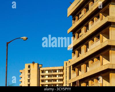 Bâtiments abandonnés à Varosha une station touristique de Famagouste contrôlée par la République turque de Chypre du Nord depuis l'invasion turque de 1974 Banque D'Images