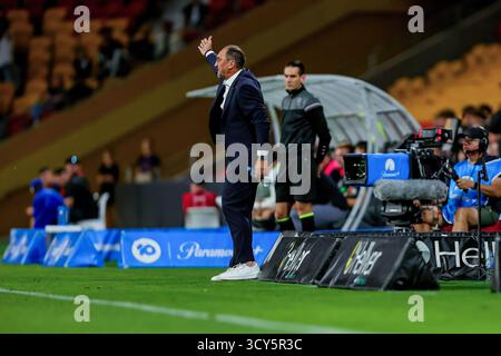 Brisbane, Australie. 17 octobre 2025. Michael Valkanis, entraîneur de Brisbane Roar, réagit pendant le match entre Brisbane Roar et MacArthur Bulls au Suncorp Stadium. Scores finaux ; Brisbane Roar 1-0 MacArthur Bulls. Crédit : SOPA images Limited/Alamy Live News Banque D'Images