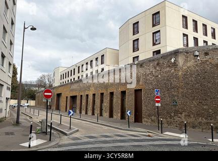 Paris, France. 17 octobre 2025. Vue de la prison de la santé à Paris, où sont détenus des célébrités et des personnes nécessitant une protection spéciale. Crédit : Michael Evers/dpa/Alamy Live News Banque D'Images