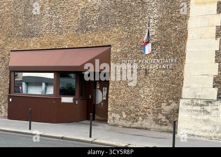 Paris, France. 17 octobre 2025. Vue de l’entrée de la prison de la santé à Paris, où sont détenues des célébrités et des personnes nécessitant une protection spéciale. Crédit : Michael Evers/dpa/Alamy Live News Banque D'Images