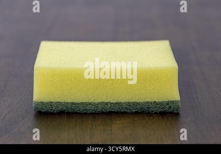 Tampon à récurer vert éponge jaune outil de nettoyage article ménager éponge lave-vaisselle cuisine tampon abrasif mousse poreuse hygiène sensation hygiénique Banque D'Images