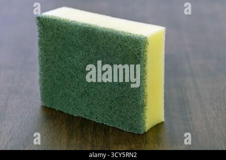 Une éponge à récurer verte éponge de nettoyage de cuisine éponge à vaisselle éponge de nettoyage ménager tampon abrasif mousse jaune hygiène poreuse Banque D'Images