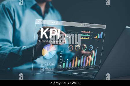 Analyse des indicateurs de performance clés. Homme d'affaires utilisant l'écran numérique pour analyser les indicateurs de performance clés (KPI) avec divers graphiques et graphiques, Banque D'Images