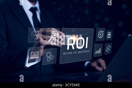 Retour sur investissement, analyse du concept de retour sur investissement. Homme d'affaires avec des icônes numériques représentant l'analyse de roi, des graphiques, des pourcentages et des symboles financiers, Banque D'Images