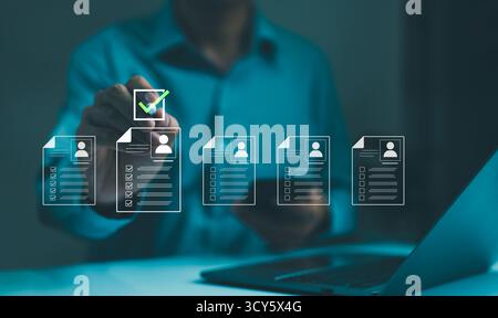 Concept de ressources humaines. Un homme d'affaires ou un responsable RH interagissant avec des icônes numériques des évaluations des employés, mettant en évidence la gestion des ressources humaines Banque D'Images