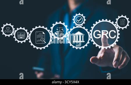 GRC Governance risque Compliance concept. Homme d'affaires avec gouvernance GRC, risques, icônes de conformité, gestion organisationnelle et pratiques réglementaires. Banque D'Images