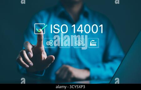 Certification ISO 14001 pour le concept de management environnemental. Homme d'affaires avec des icônes virtuelles représentant la certification ISO 14001, environnementale Banque D'Images